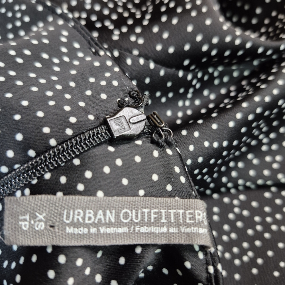 Chic Black and White Spotted Midi Dress - Picture 7 of 7
